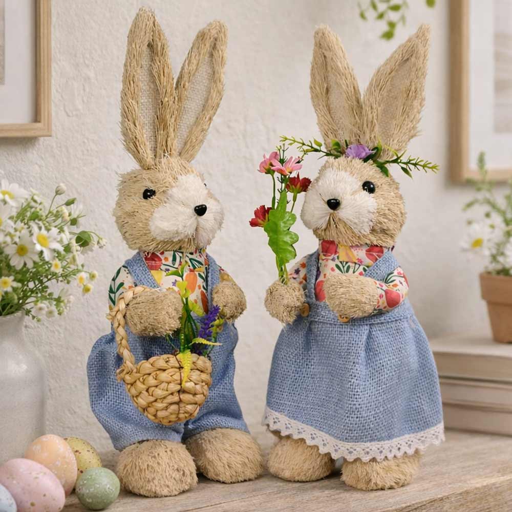 Coppia coniglietti di campagna decorativi vestito blu con dettagli h 32 cm.